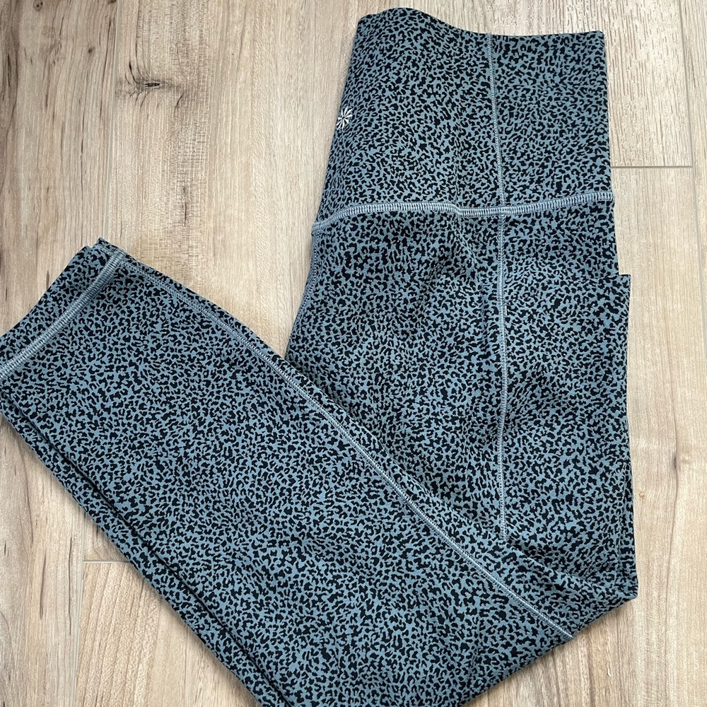 Athleta Salutation Stash II Tight with pockets